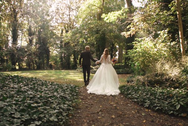 Bruidspaar loopt door het bos - Trouwvideo Nederland